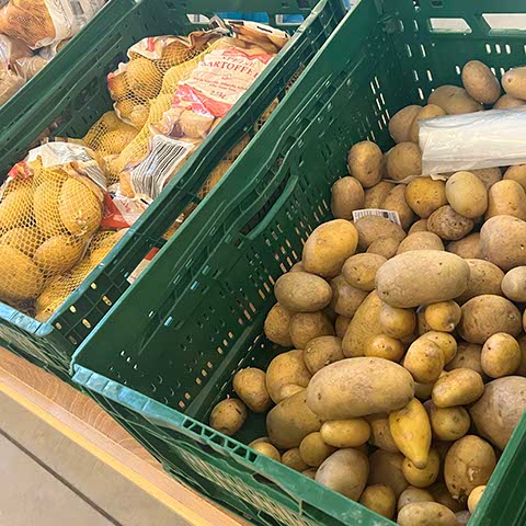 Lebensmittelausgabe im SolidarKorb Sieker im KuKS Lebensmittelausgabe im SolidarKorb Sieker im KuKS